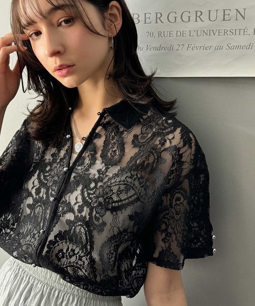 【mily bilet】フェミニンと洗練を纏う。メタルボタンコンパクトレースシャツ mi1019089