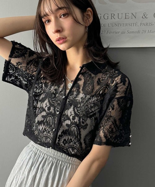 【mily bilet】フェミニンと洗練を纏う。メタルボタンコンパクトレースシャツ mi1019089