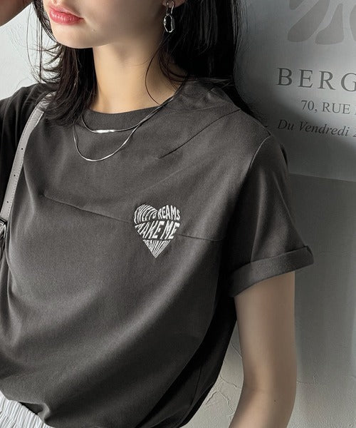 大人のこなれたシンプルスタイル。タックデザインハート刺繍Tシャツ(半袖) ce1050287