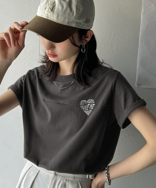 大人のこなれたシンプルスタイル。タックデザインハート刺繍Tシャツ(半袖) ce1050287
