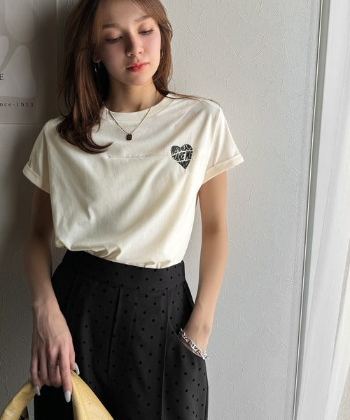 大人のこなれたシンプルスタイル。タックデザインハート刺繍Tシャツ(半袖) ce1050287