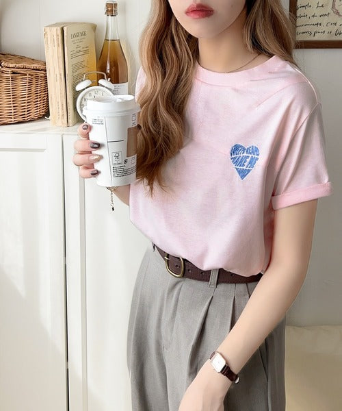 大人のこなれたシンプルスタイル。タックデザインハート刺繍Tシャツ(半袖) ce1050287