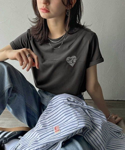 大人のこなれたシンプルスタイル。タックデザインハート刺繍Tシャツ(半袖) ce1050287