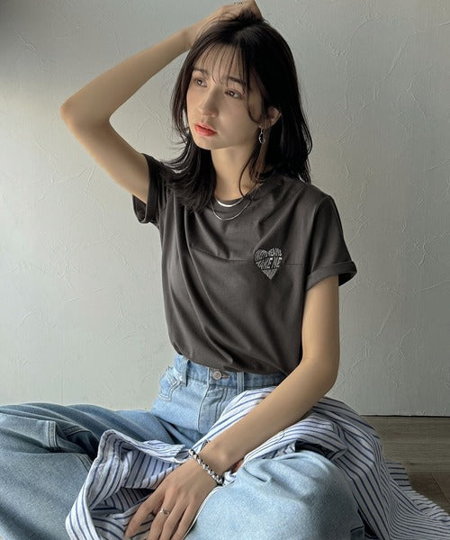 大人のこなれたシンプルスタイル。タックデザインハート刺繍Tシャツ(半袖) ce1050287