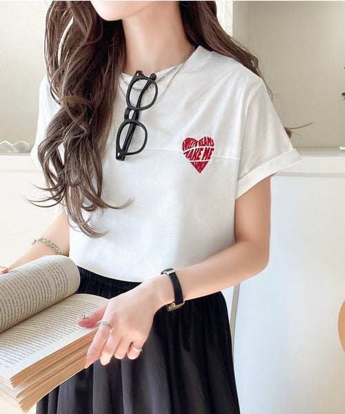 大人のこなれたシンプルスタイル。タックデザインハート刺繍Tシャツ(半袖) ce1050287