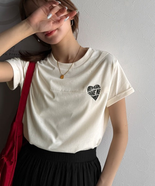 大人のこなれたシンプルスタイル。タックデザインハート刺繍Tシャツ(半袖) ce1050287