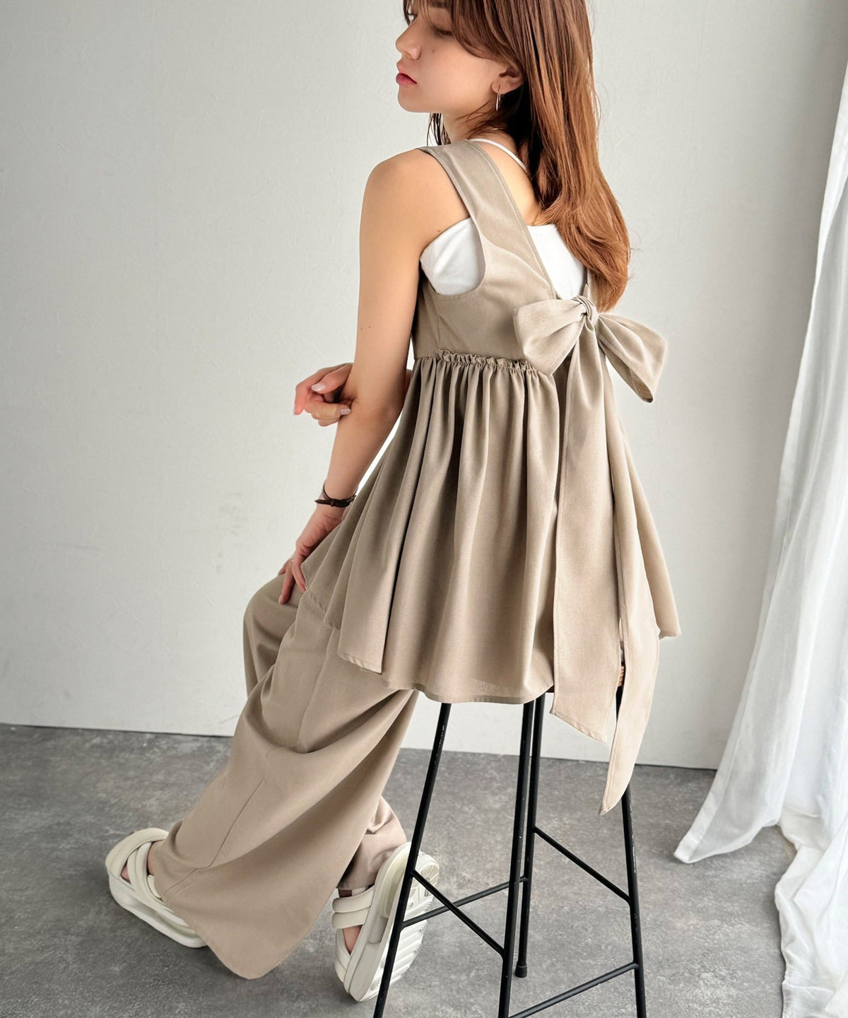 《AYA×クラシカルエルフコラボ》洗練された背中で魅せる大人リボンのこなれ感。リネン混バックリボンペプラムセットアップ ce1015434