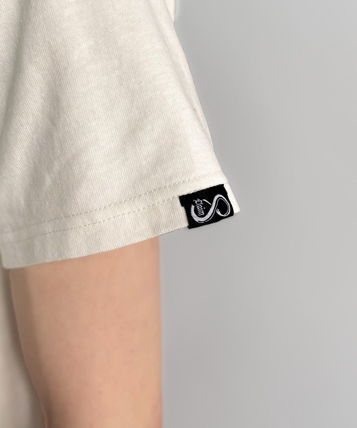 《Haruto×クラシカルエルフコラボ》綿100％メッセージ刺繍入りグラフィックTシャツ（半袖）/Embroidered Message Graphic T-Shirt co1010013