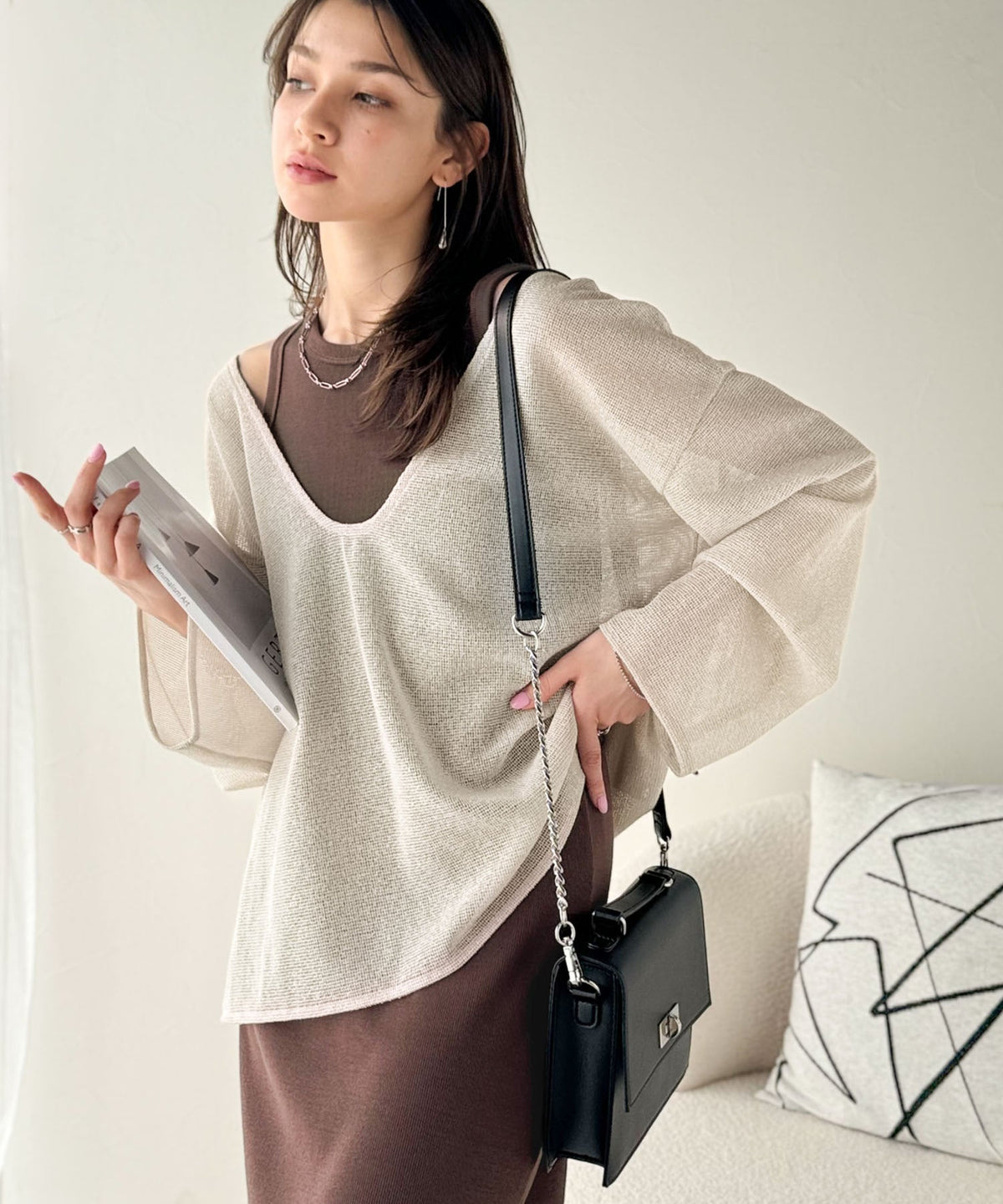 《sayo×クラシカルエルフコラボ》いつもの服に+1。ちょうどいい抜け感を。深Uネックバックベルトメッシュトップス ce1010445