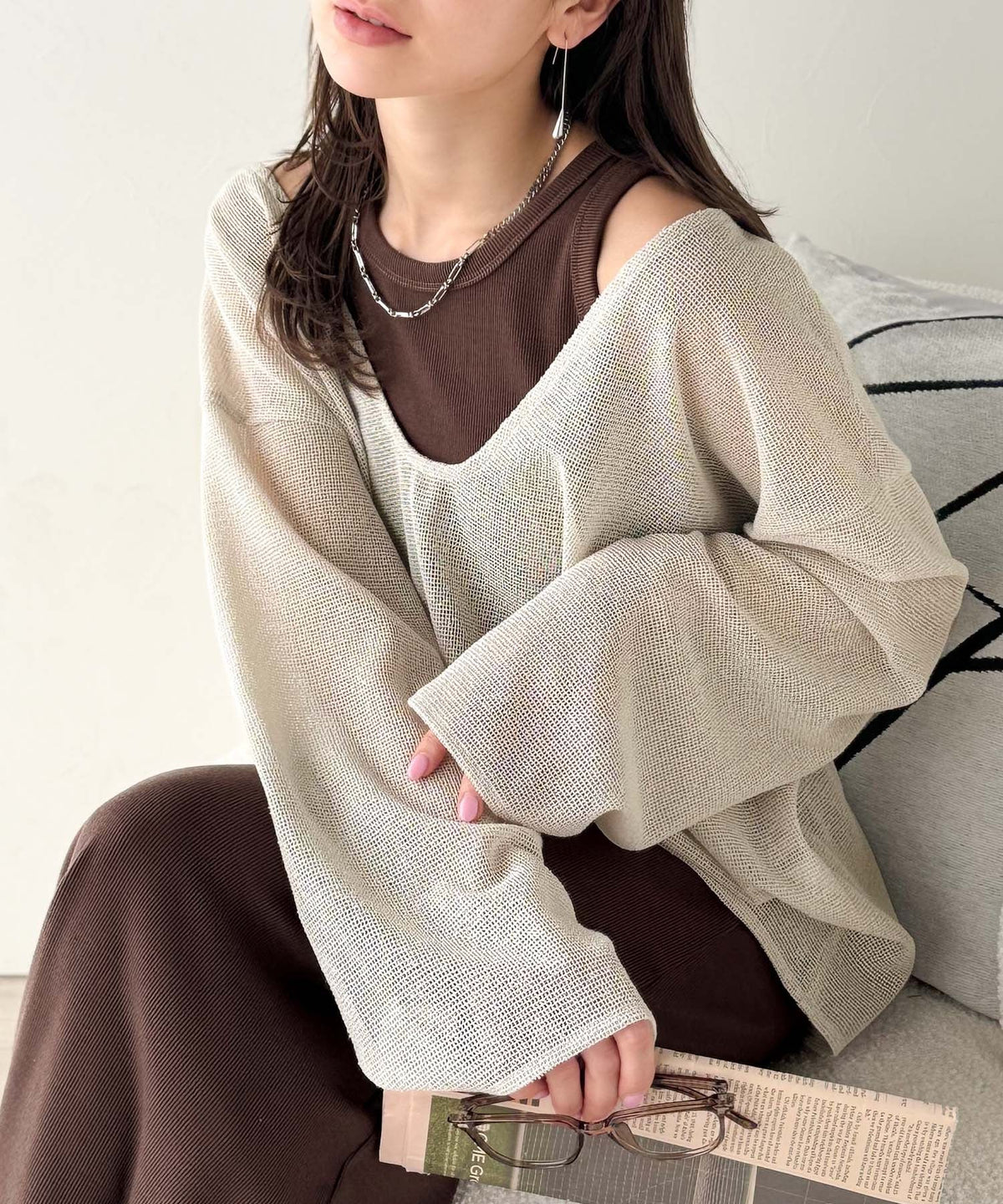 《sayo×クラシカルエルフコラボ》いつもの服に+1。ちょうどいい抜け感を。深Uネックバックベルトメッシュトップス ce1010445