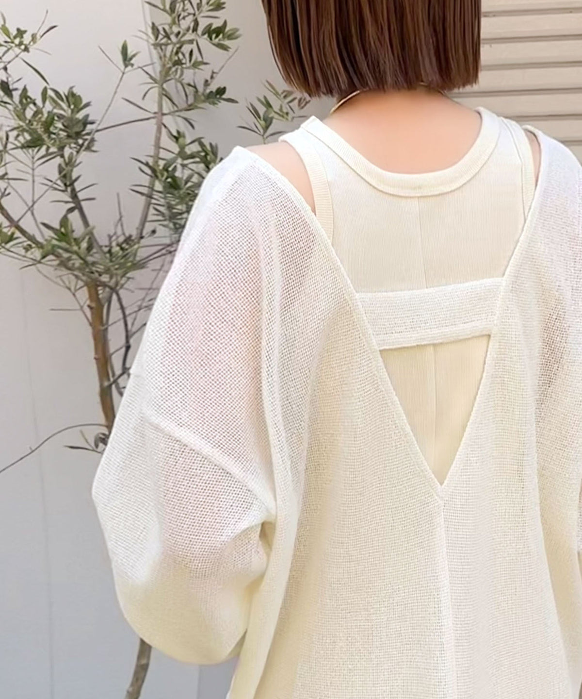 《sayo×クラシカルエルフコラボ》いつもの服に+1。ちょうどいい抜け感を。深Uネックバックベルトメッシュトップス ce1010445
