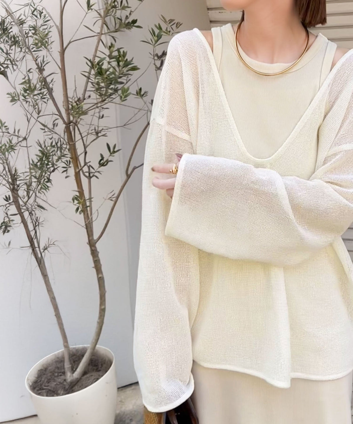 《sayo×クラシカルエルフコラボ》いつもの服に+1。ちょうどいい抜け感を。深Uネックバックベルトメッシュトップス ce1010445