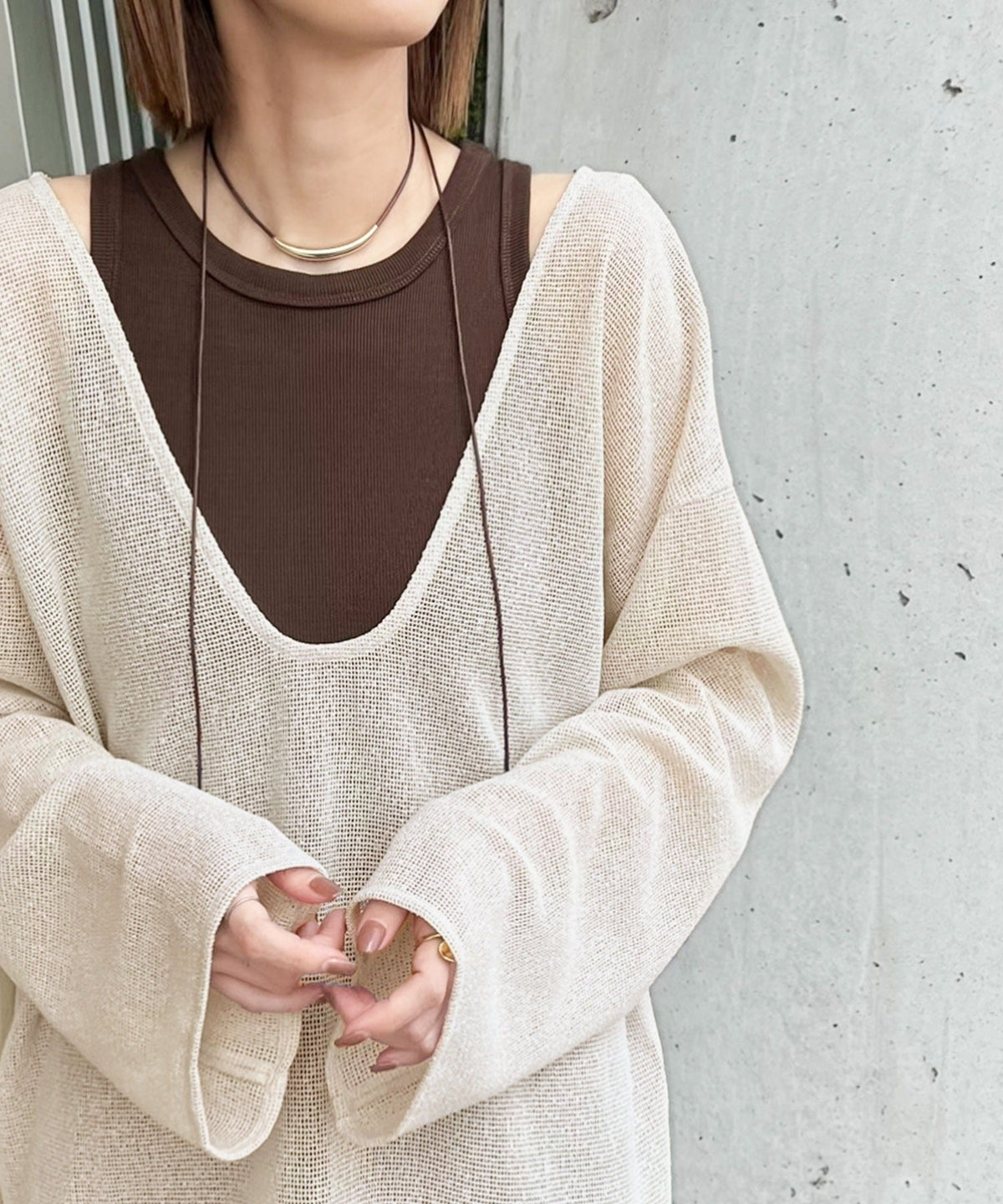 《sayo×クラシカルエルフコラボ》いつもの服に+1。ちょうどいい抜け感を。深Uネックバックベルトメッシュトップス ce1010445