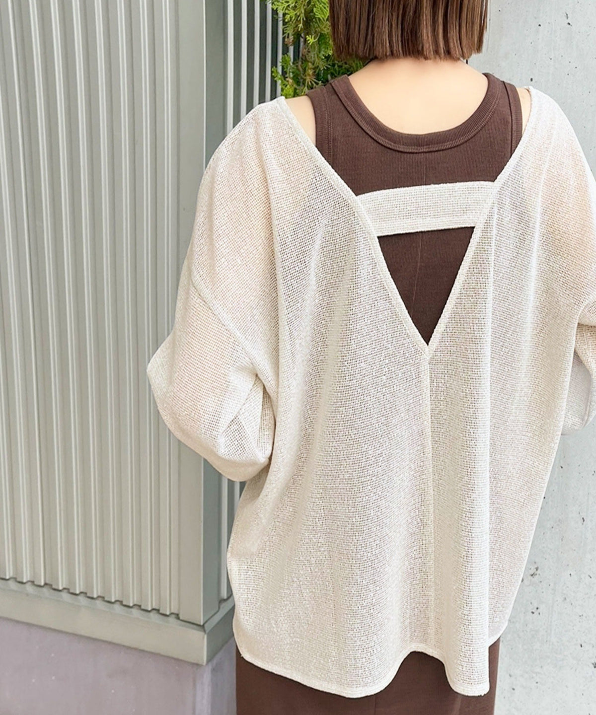 《sayo×クラシカルエルフコラボ》いつもの服に+1。ちょうどいい抜け感を。深Uネックバックベルトメッシュトップス ce1010445