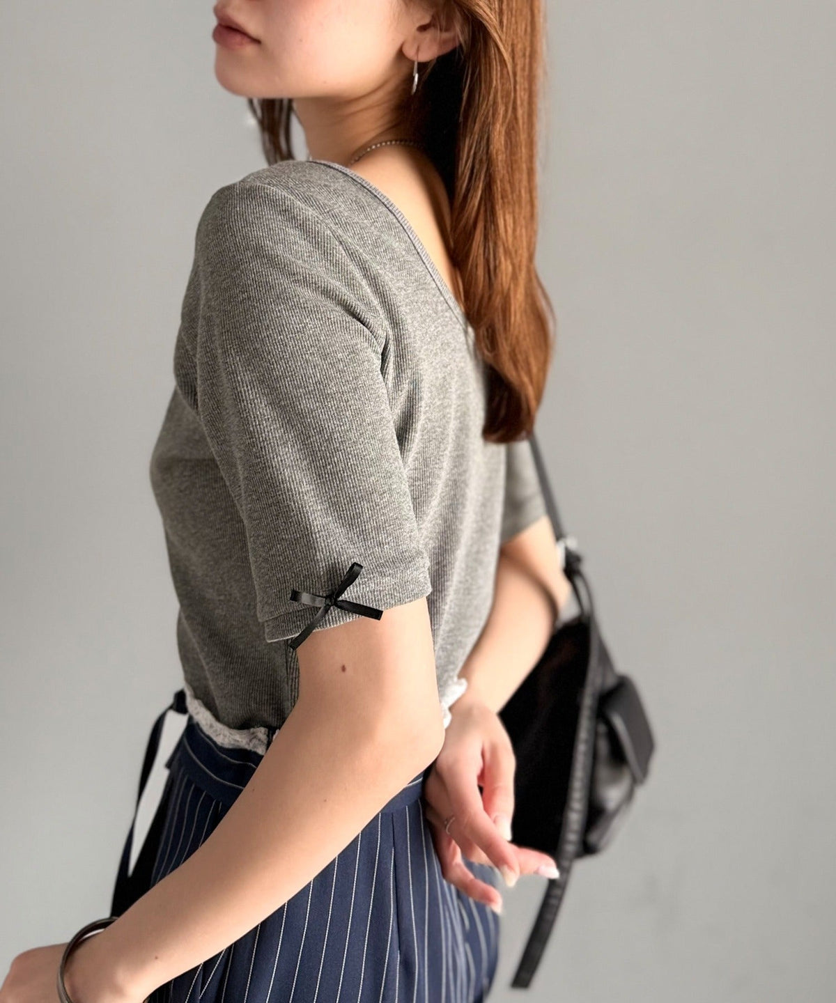 《AYA×クラシカルエルフコラボ》大人可愛いを叶える。前後2way袖リボンバックオープンリブトップス（半袖） ce1010432