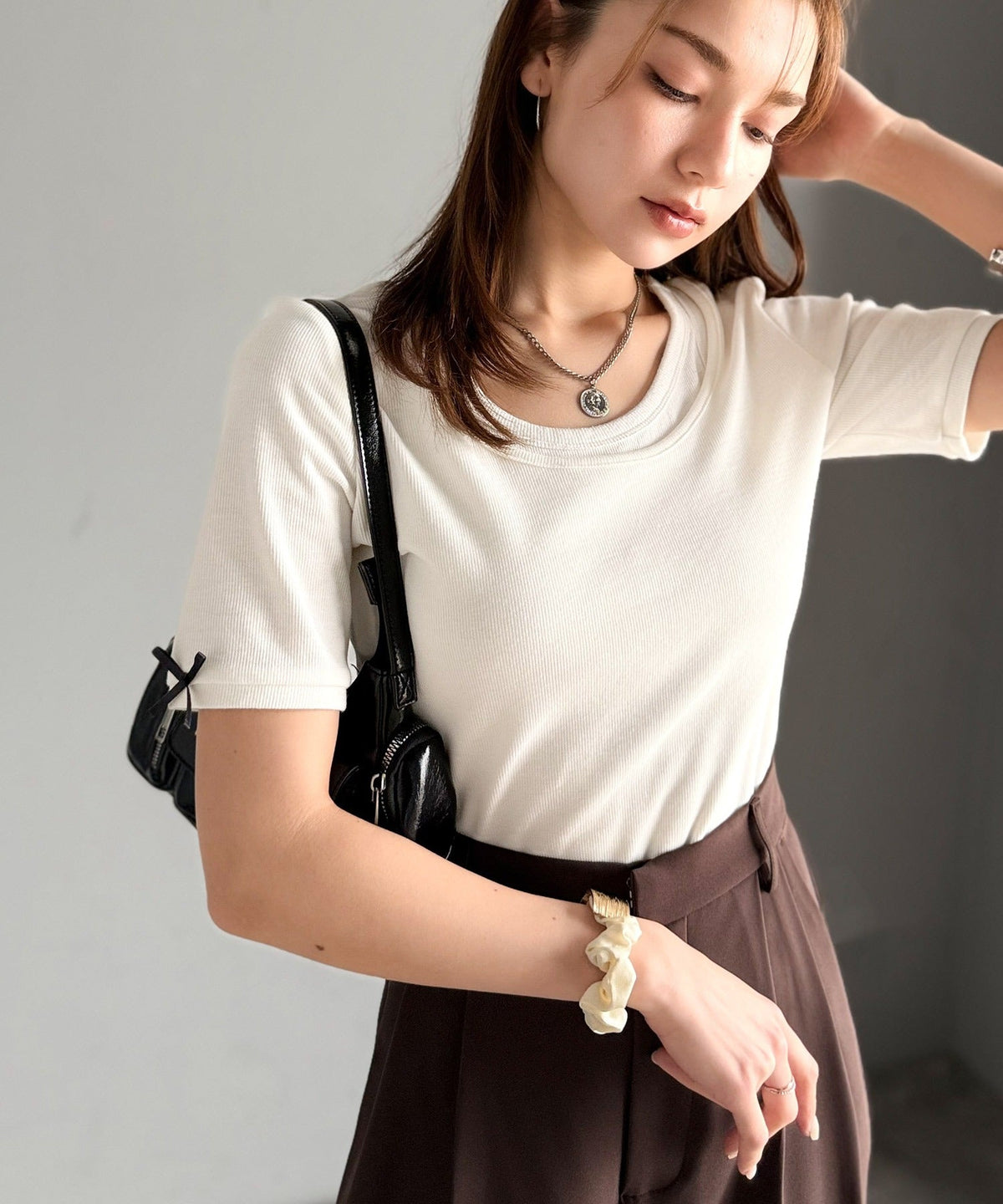 《AYA×クラシカルエルフコラボ》大人可愛いを叶える。前後2way袖リボンバックオープンリブトップス（半袖） ce1010432
