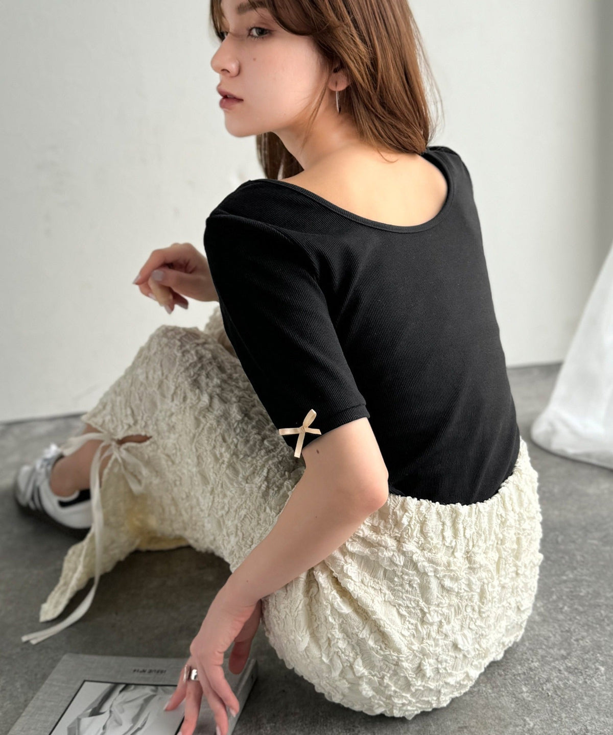 《AYA×クラシカルエルフコラボ》大人可愛いを叶える。前後2way袖リボンバックオープンリブトップス（半袖） ce1010432