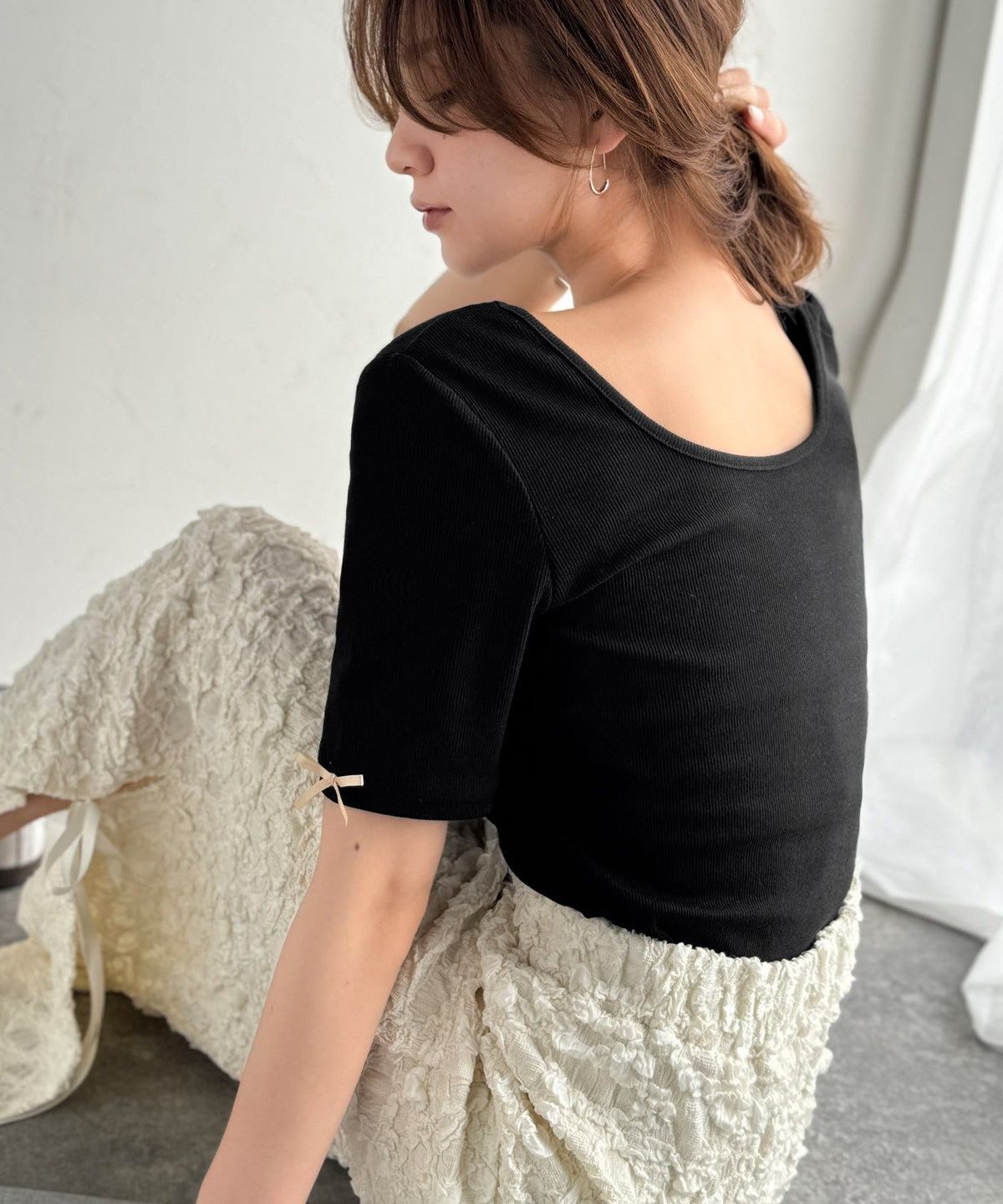 《AYA×クラシカルエルフコラボ》大人可愛いを叶える。前後2way袖リボンバックオープンリブトップス（半袖） ce1010432