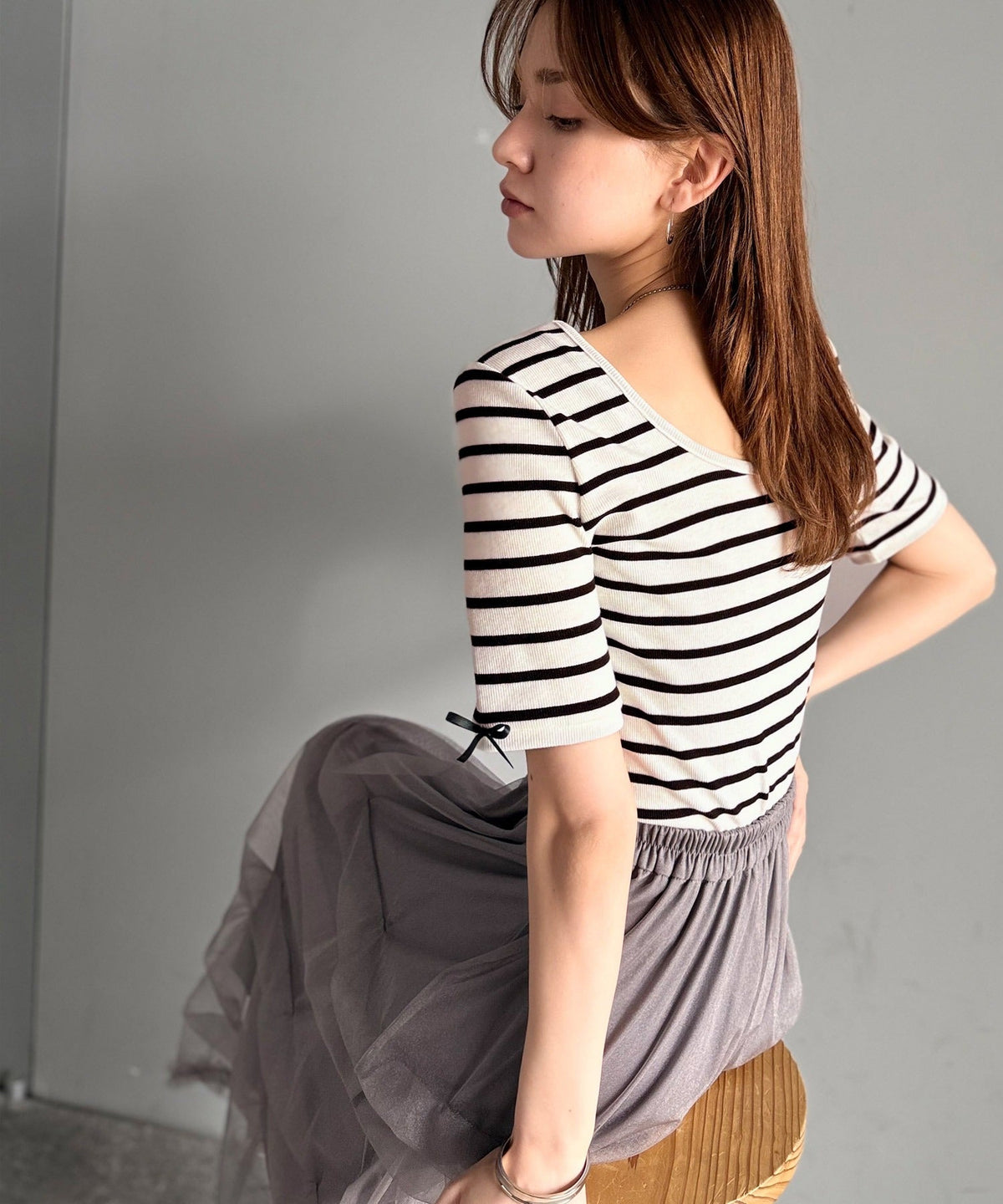 《AYA×クラシカルエルフコラボ》大人可愛いを叶える。前後2way袖リボンバックオープンリブトップス（半袖） ce1010432