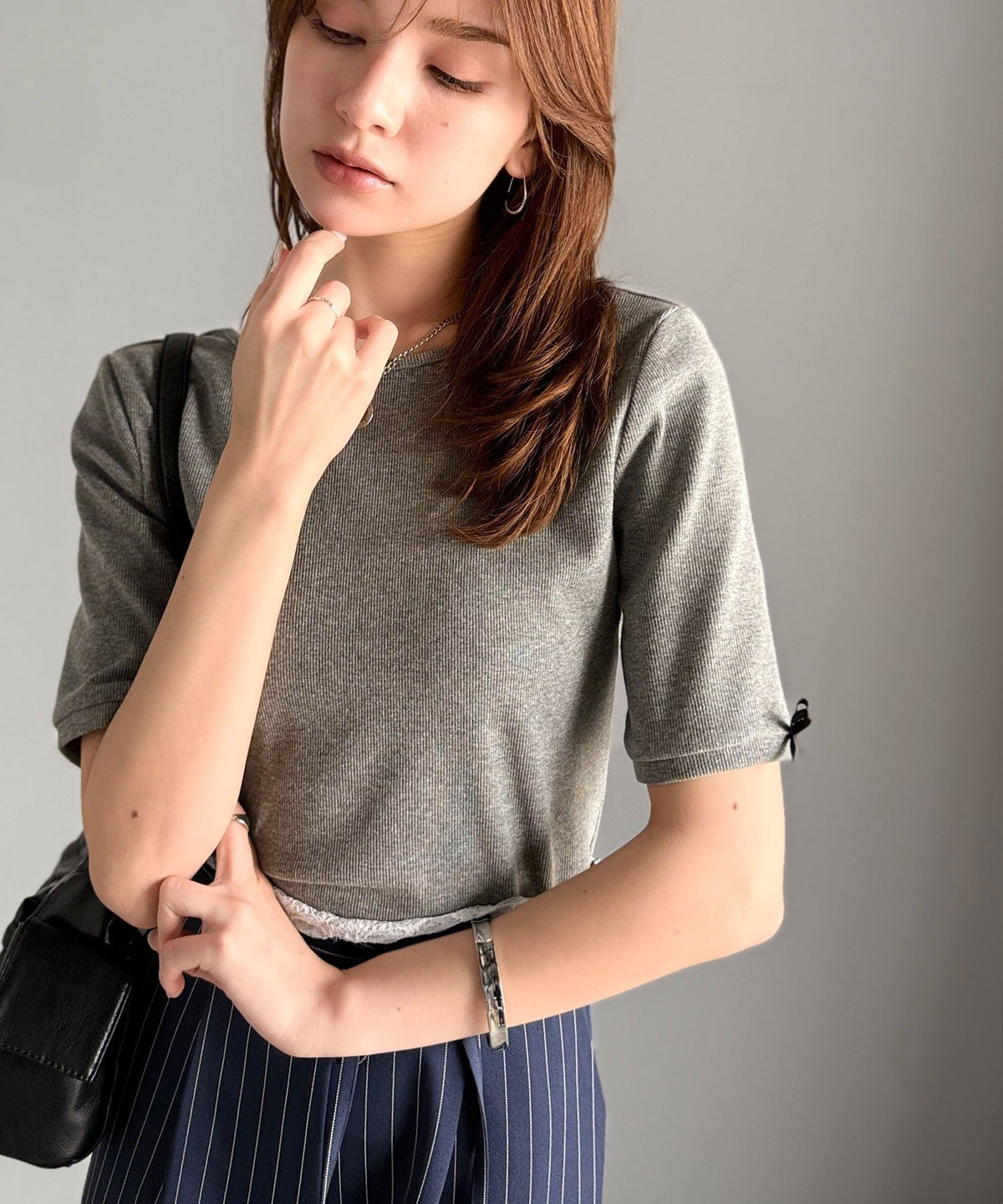 《AYA×クラシカルエルフコラボ》大人可愛いを叶える。前後2way袖リボンバックオープンリブトップス（半袖） ce1010432