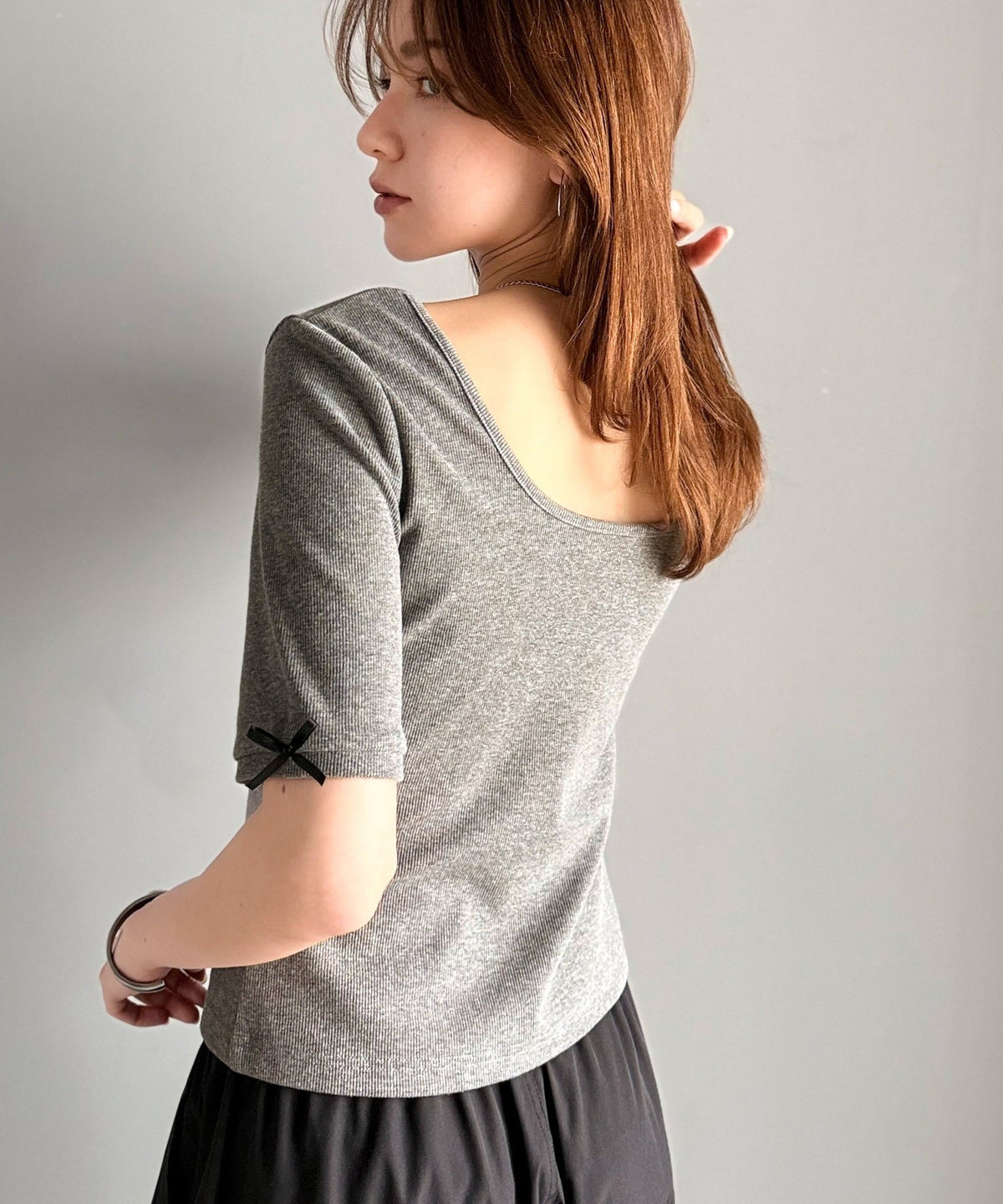 《AYA×クラシカルエルフコラボ》大人可愛いを叶える。前後2way袖リボンバックオープンリブトップス（半袖） ce1010432