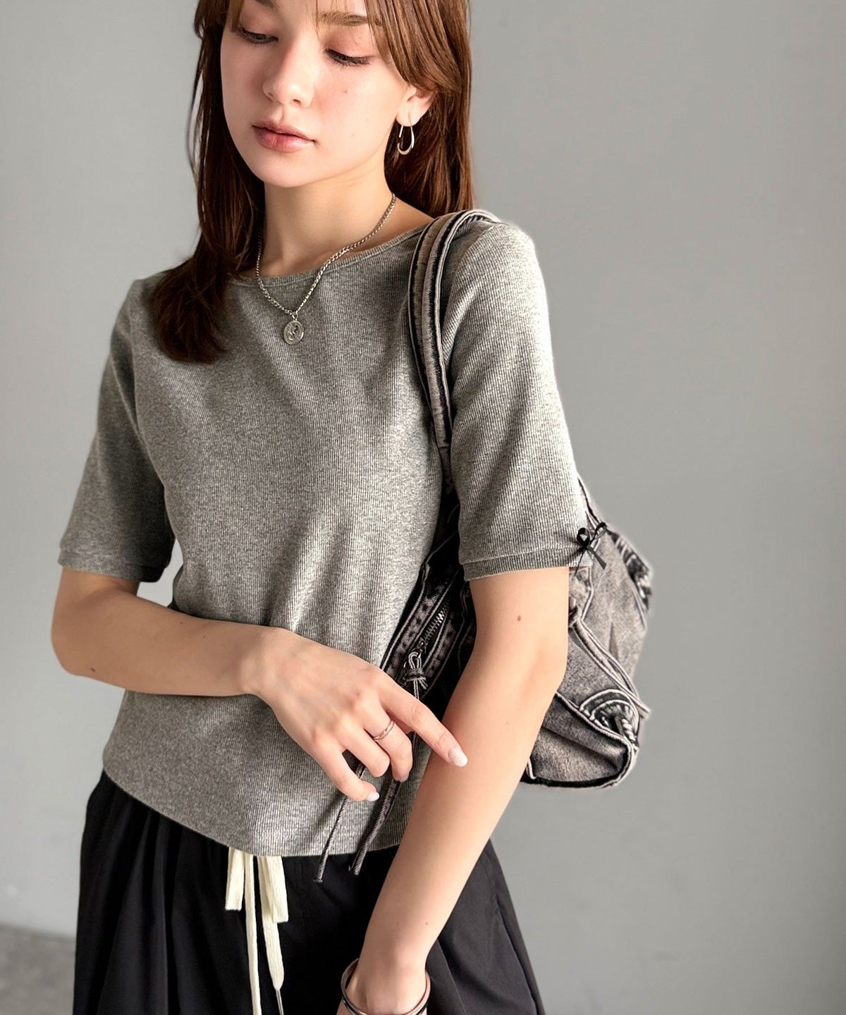 《AYA×クラシカルエルフコラボ》大人可愛いを叶える。前後2way袖リボンバックオープンリブトップス（半袖） ce1010432