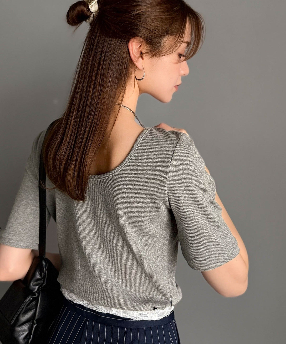 《AYA×クラシカルエルフコラボ》大人可愛いを叶える。前後2way袖リボンバックオープンリブトップス（半袖） ce1010432