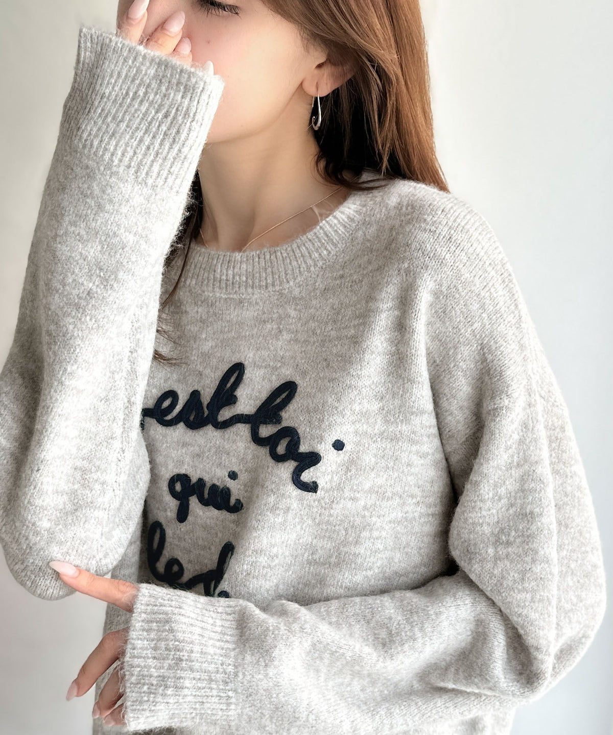 【mily bilet】おしゃれ女子の今シーズンイチ押し♪カラーコード刺繍ミックスニットプルオーバー mi1329045