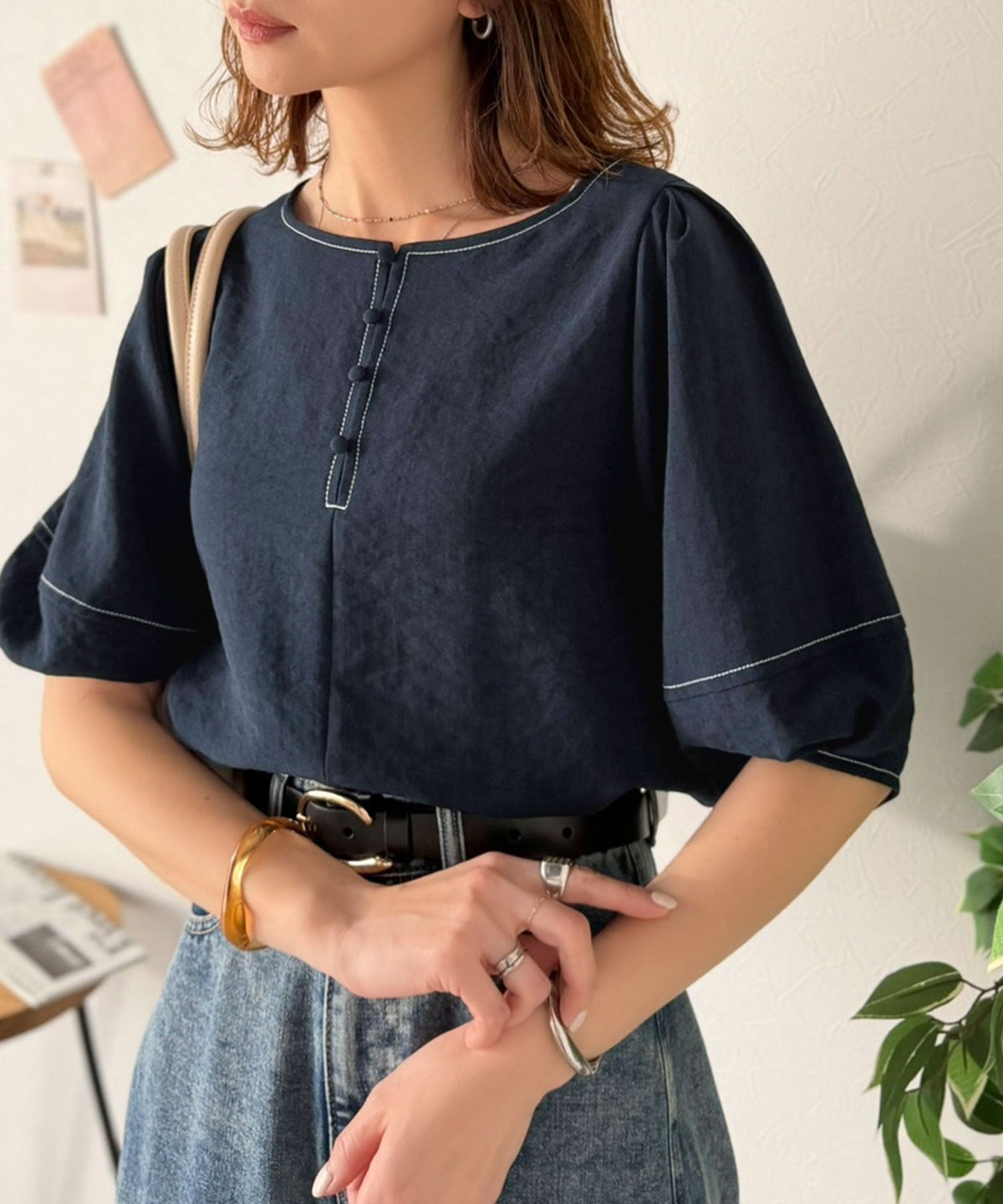 【UVカット、接触冷感、吸水速乾、防シワ機能付き】ふんわりスリーブで華奢見え叶う♪前後2way配色ステッチランタンスリーブブラウス ce1265053