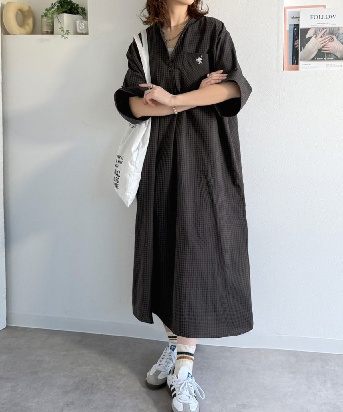 【機能性素材】サラッと着こなす。胸刺繍入りポケットデザインロールアップサッカーワンピース（ロング丈） ce1010544