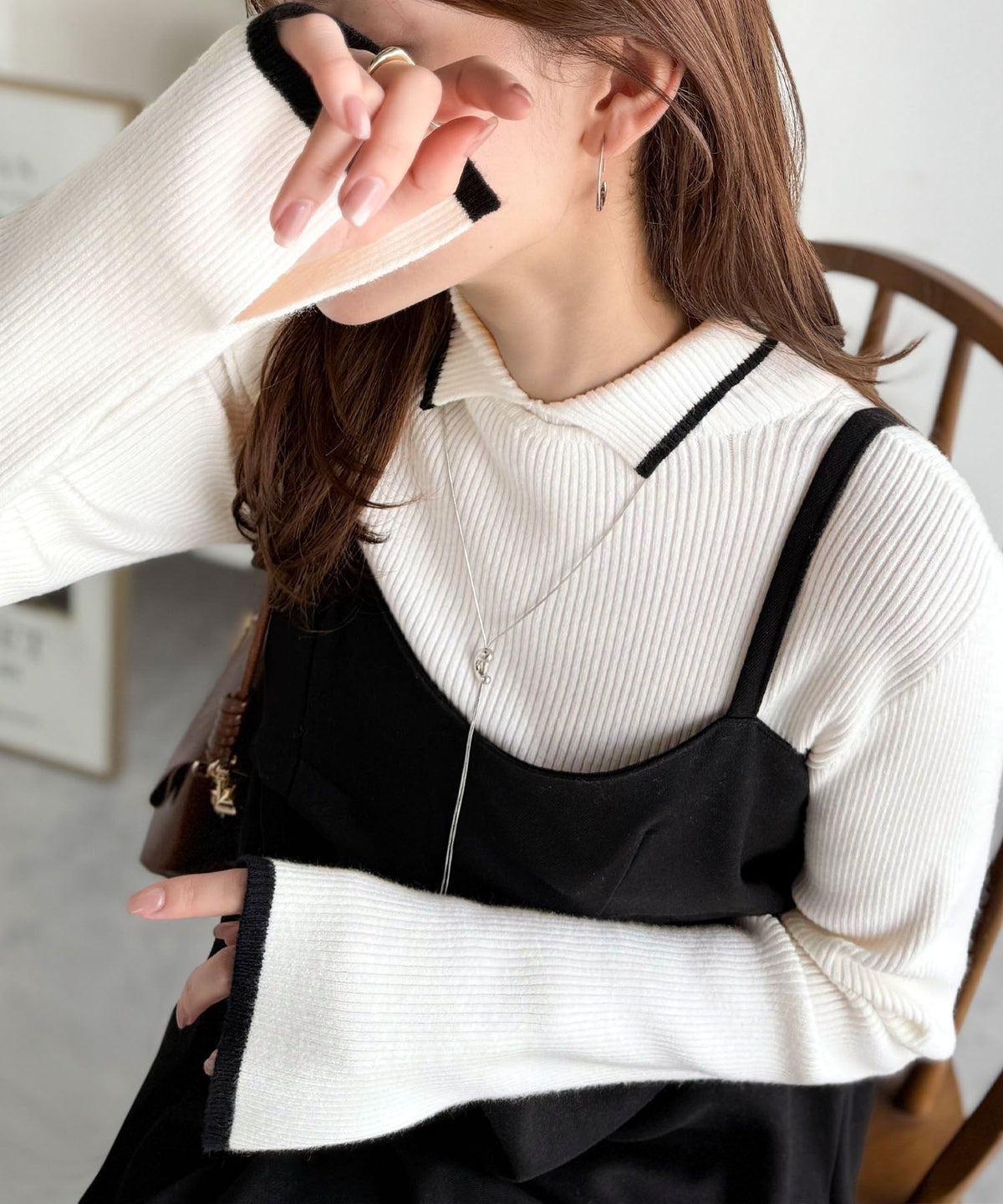 《daaco×クラシカルエルフコラボ》スタイリングが一気に垢抜ける。上品配色が映える袖スリット入り前後2WAYハイネックリブニット ce1350010