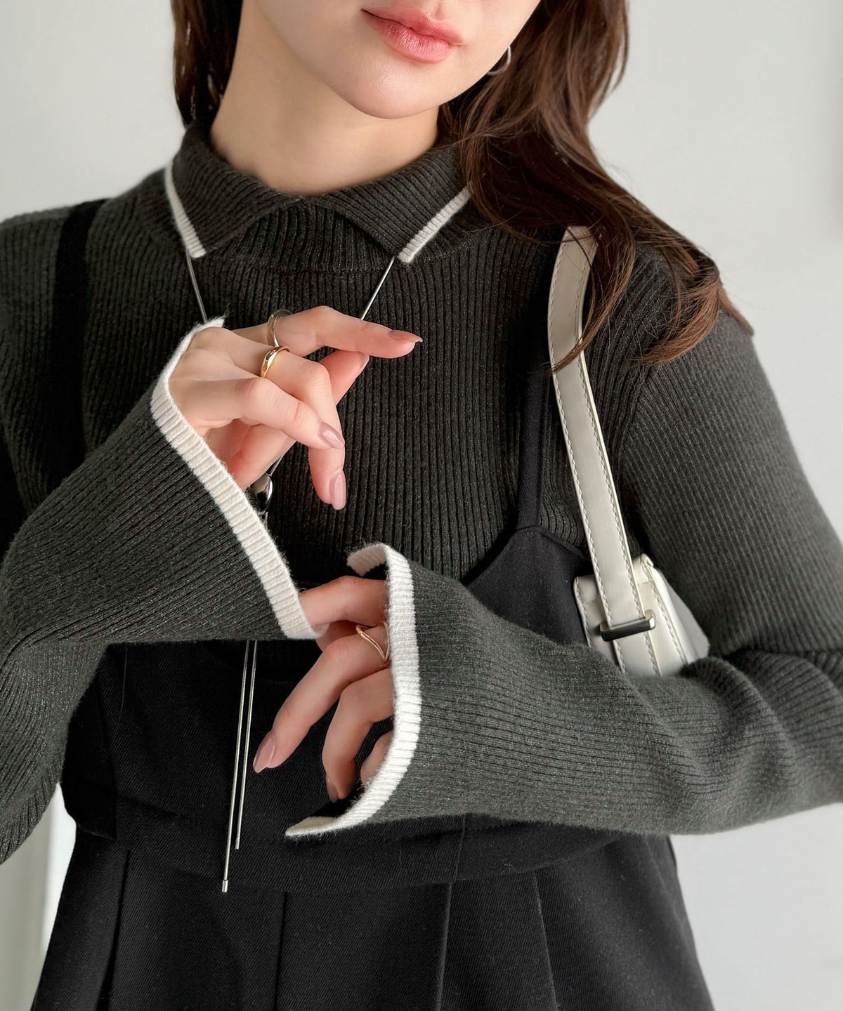 《daaco×クラシカルエルフコラボ》スタイリングが一気に垢抜ける。上品配色が映える袖スリット入り前後2WAYハイネックリブニット ce1350010