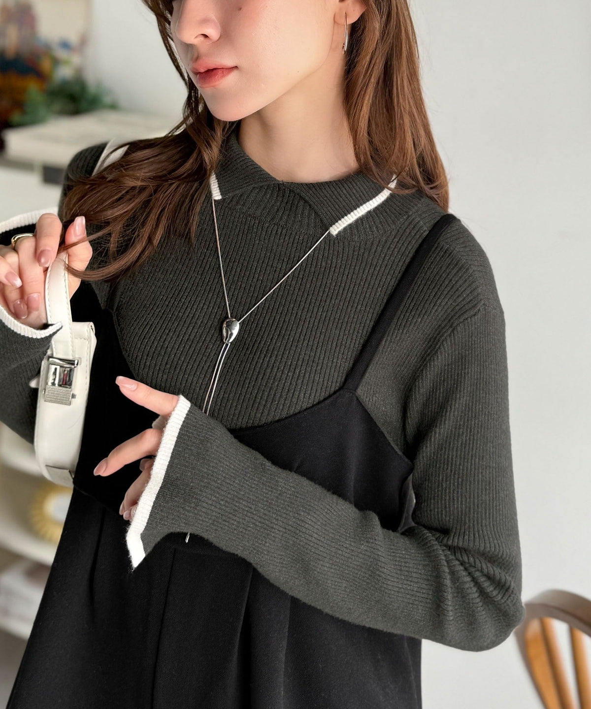 《daaco×クラシカルエルフコラボ》スタイリングが一気に垢抜ける。上品配色が映える袖スリット入り前後2WAYハイネックリブニット ce1350010