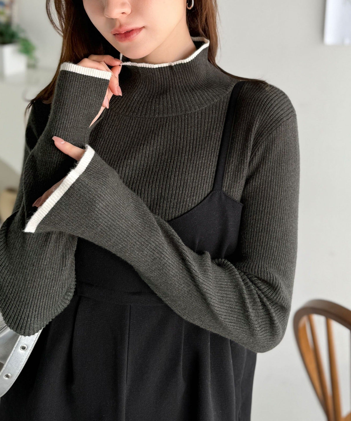《daaco×クラシカルエルフコラボ》スタイリングが一気に垢抜ける。上品配色が映える袖スリット入り前後2WAYハイネックリブニット ce1350010