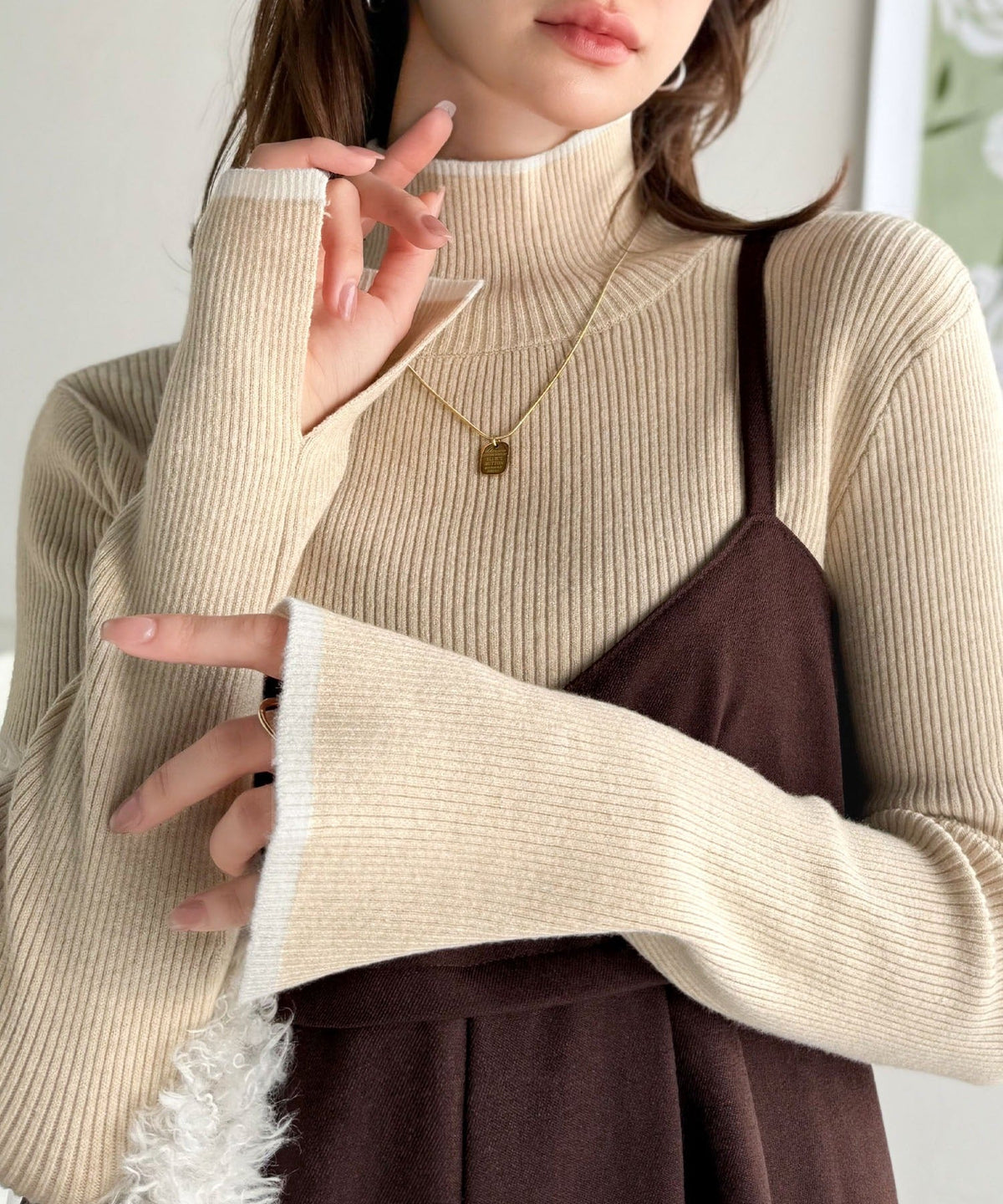 《daaco×クラシカルエルフコラボ》スタイリングが一気に垢抜ける。上品配色が映える袖スリット入り前後2WAYハイネックリブニット ce1350010