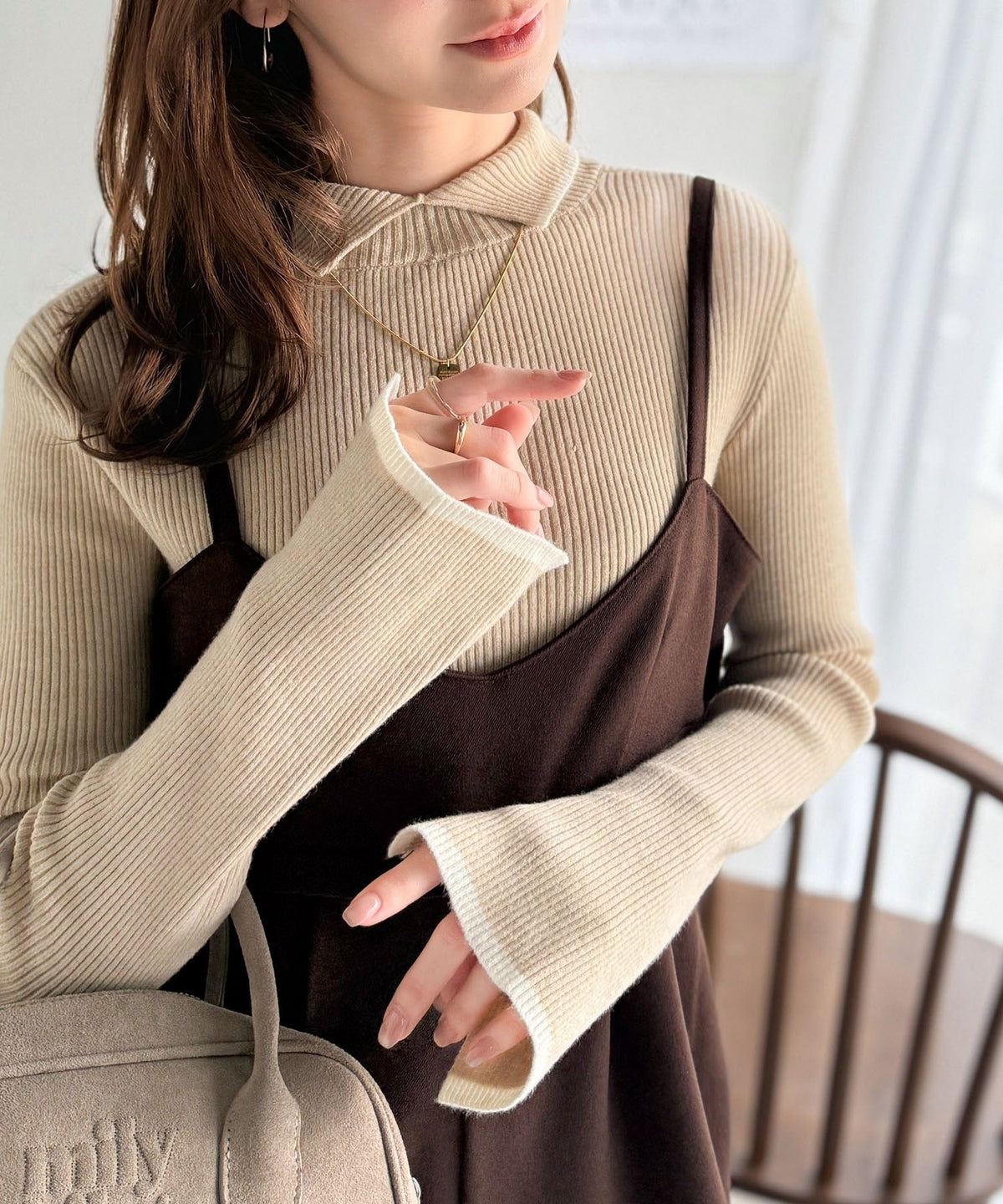 《daaco×クラシカルエルフコラボ》スタイリングが一気に垢抜ける。上品配色が映える袖スリット入り前後2WAYハイネックリブニット ce1350010