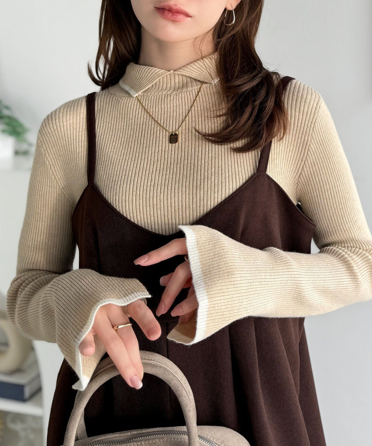 《daaco×クラシカルエルフコラボ》スタイリングが一気に垢抜ける。上品配色が映える袖スリット入り前後2WAYハイネックリブニット ce1350010