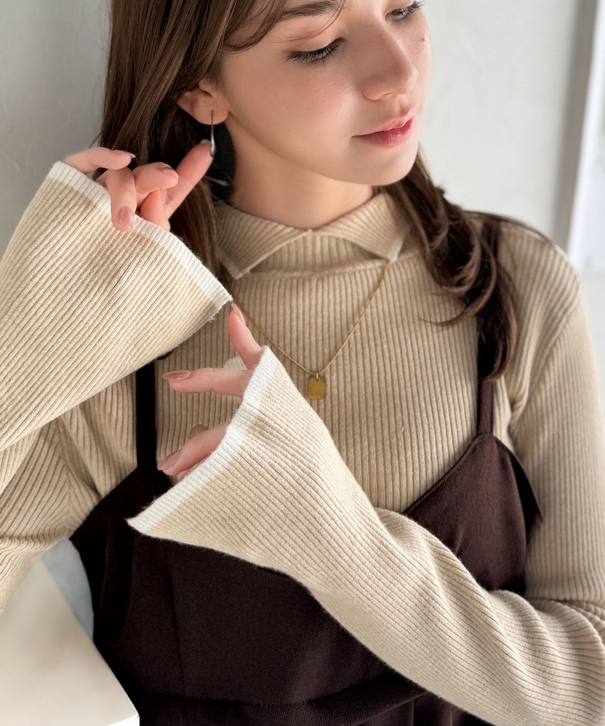 《daaco×クラシカルエルフコラボ》スタイリングが一気に垢抜ける。上品配色が映える袖スリット入り前後2WAYハイネックリブニット ce1350010