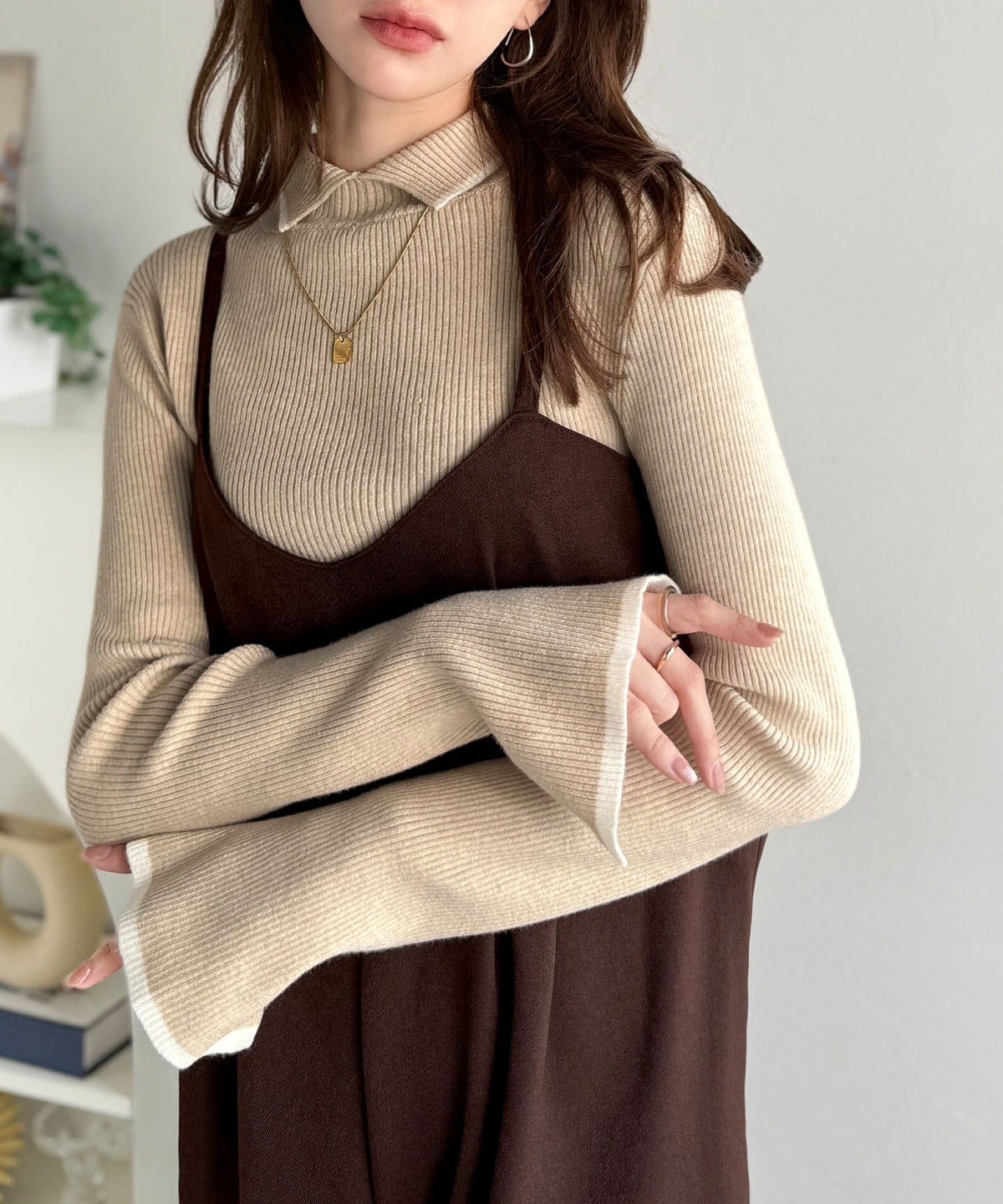 《daaco×クラシカルエルフコラボ》スタイリングが一気に垢抜ける。上品配色が映える袖スリット入り前後2WAYハイネックリブニット ce1350010