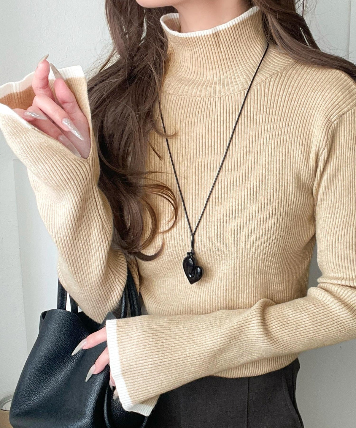 《daaco×クラシカルエルフコラボ》スタイリングが一気に垢抜ける。上品配色が映える袖スリット入り前後2WAYハイネックリブニット ce1350010