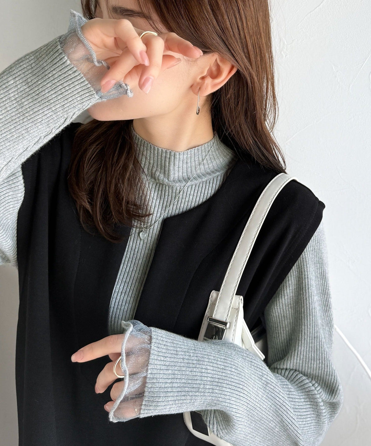 《daaco×クラシカルエルフコラボ》袖先がフェミニンなアクセントに。プチハイネック袖シアーリブニット ce1010513