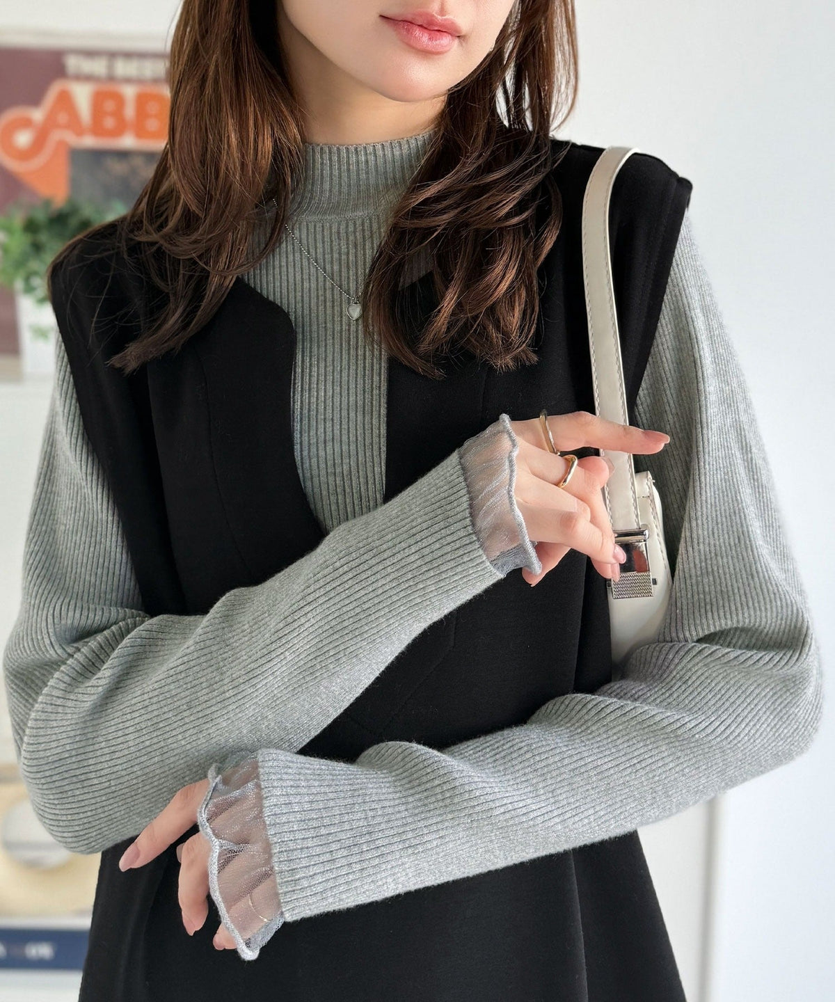 《daaco×クラシカルエルフコラボ》袖先がフェミニンなアクセントに。プチハイネック袖シアーリブニット ce1010513