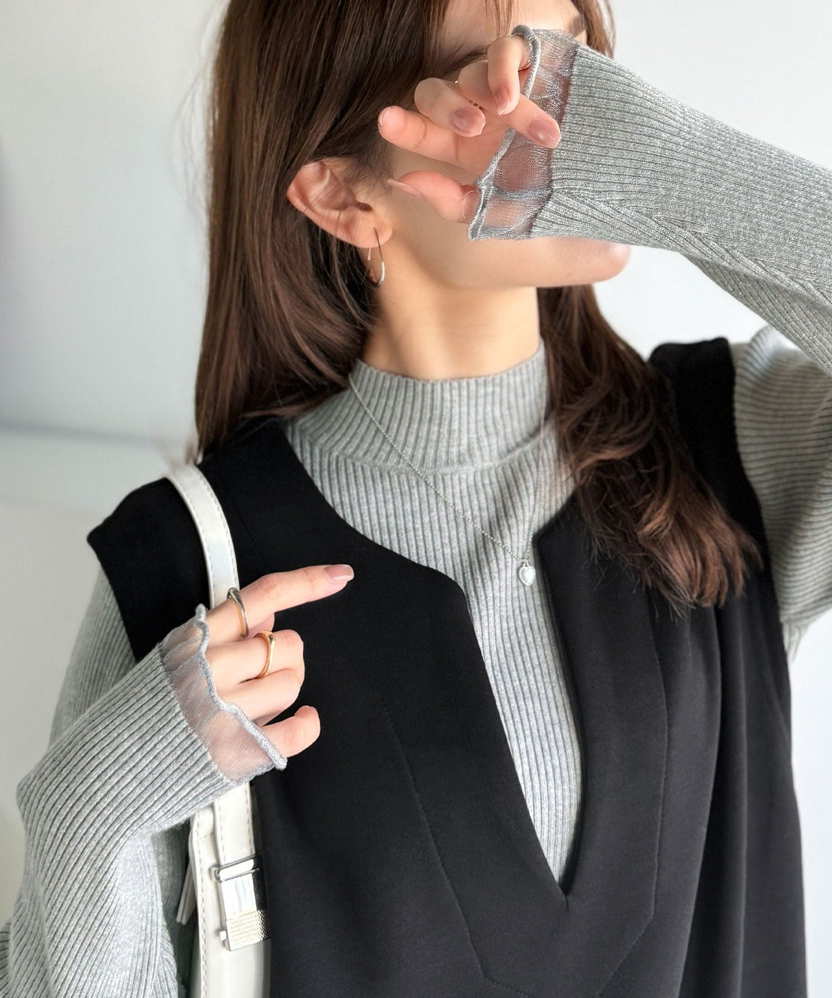 《daaco×クラシカルエルフコラボ》袖先がフェミニンなアクセントに。プチハイネック袖シアーリブニット ce1010513