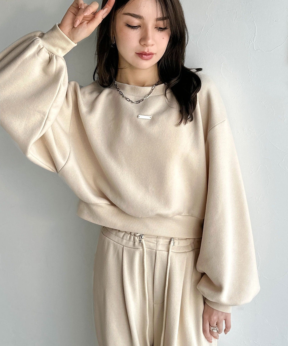《marina×クラシカルエルフコラボ》アレンジ自在の2WAY仕様。ボリューム袖で魅せる、プレート付きクロップドオフショル可裏起毛スウェット ce1010507