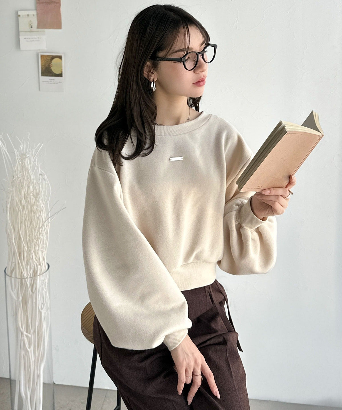 《marina×クラシカルエルフコラボ》アレンジ自在の2WAY仕様。ボリューム袖で魅せる、プレート付きクロップドオフショル可裏起毛スウェット ce1010507