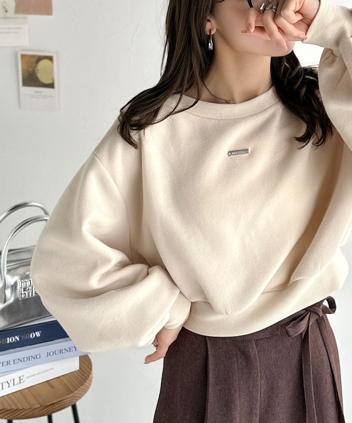 《marina×クラシカルエルフコラボ》アレンジ自在の2WAY仕様。ボリューム袖で魅せる、プレート付きクロップドオフショル可裏起毛スウェット ce1010507
