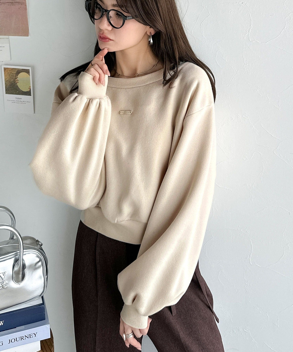 《marina×クラシカルエルフコラボ》アレンジ自在の2WAY仕様。ボリューム袖で魅せる、プレート付きクロップドオフショル可裏起毛スウェット ce1010507
