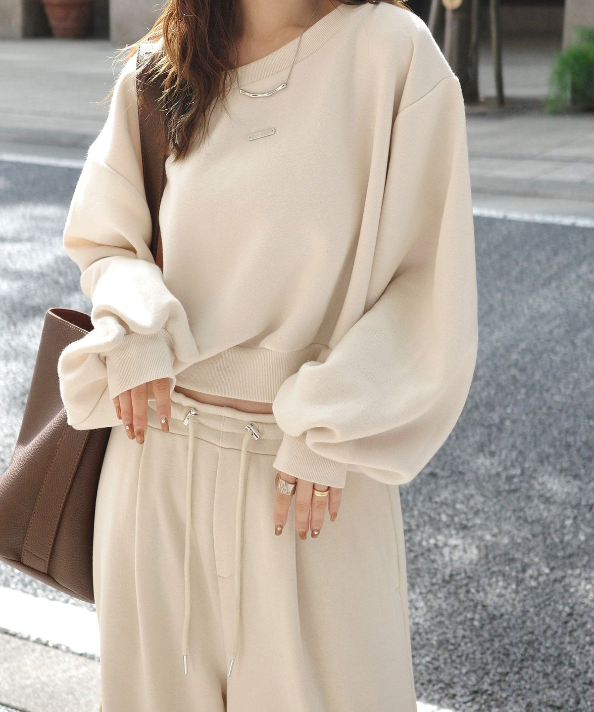 《marina×クラシカルエルフコラボ》アレンジ自在の2WAY仕様。ボリューム袖で魅せる、プレート付きクロップドオフショル可裏起毛スウェット ce1010507