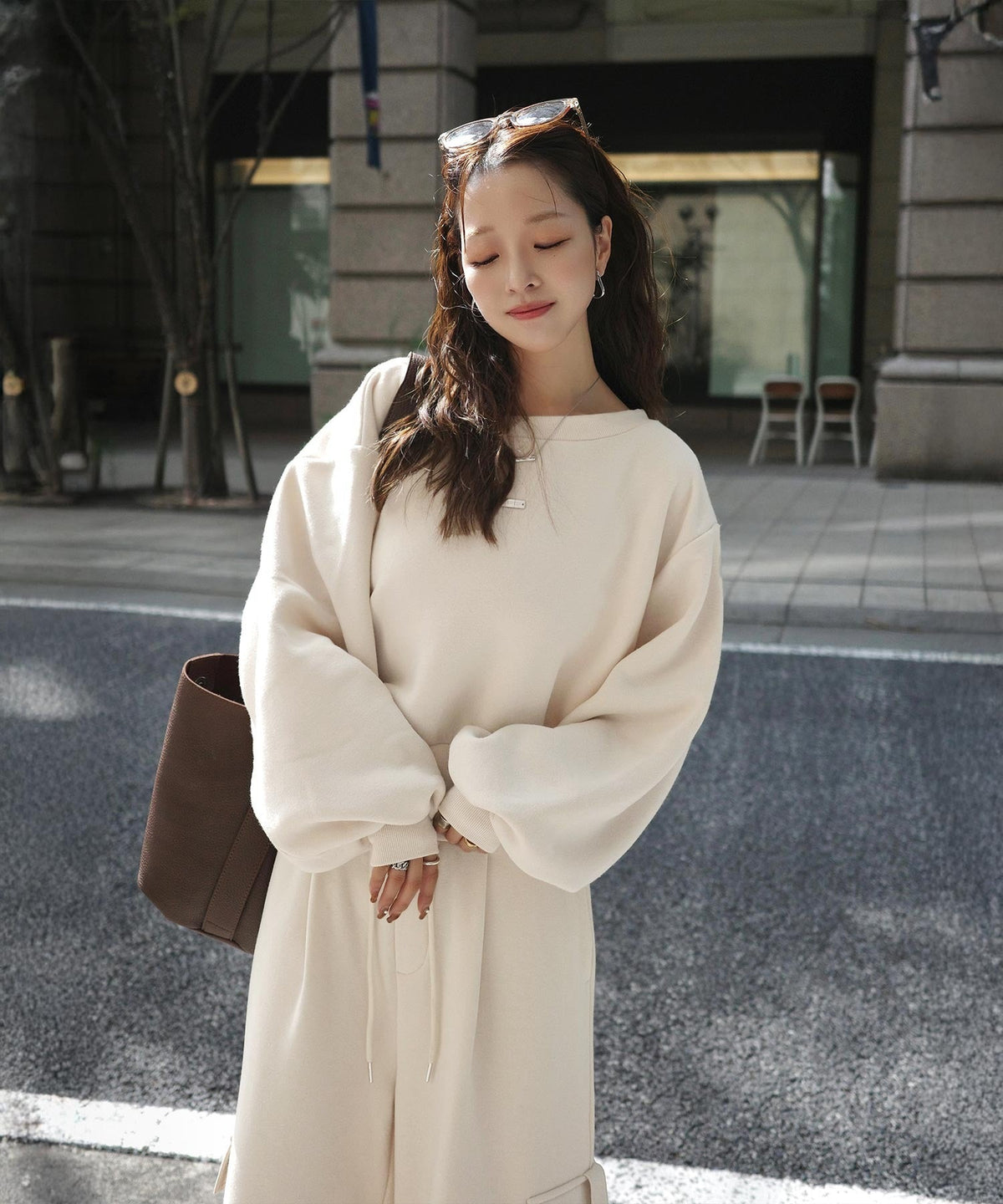 《marina×クラシカルエルフコラボ》アレンジ自在の2WAY仕様。ボリューム袖で魅せる、プレート付きクロップドオフショル可裏起毛スウェット ce1010507
