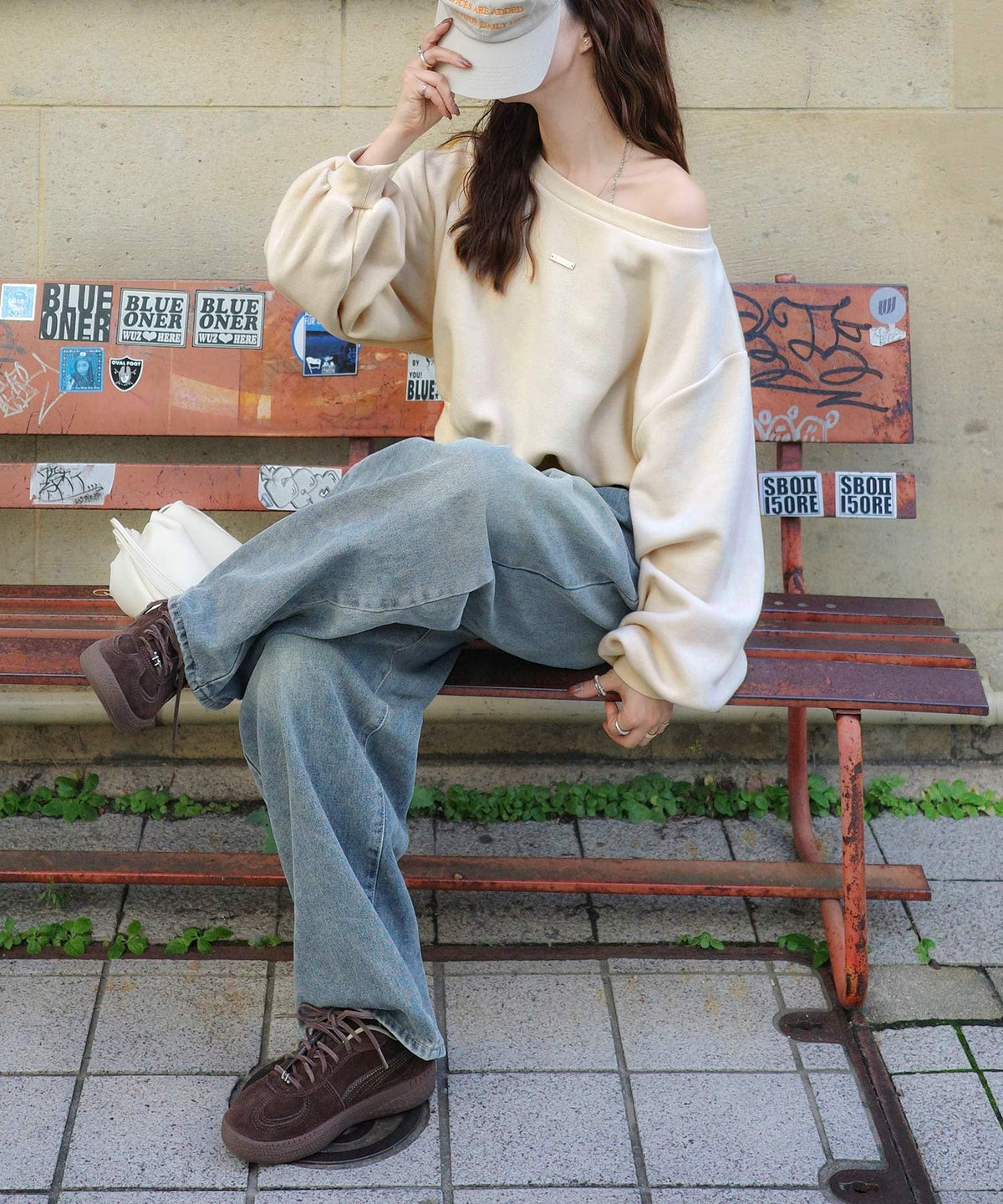 《marina×クラシカルエルフコラボ》アレンジ自在の2WAY仕様。ボリューム袖で魅せる、プレート付きクロップドオフショル可裏起毛スウェット ce1010507